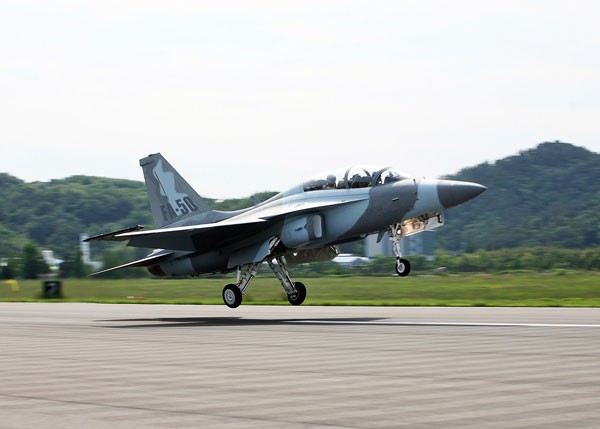 Philippines mua 12 máy bay chiến đấu phản lực hạng nhẹ FA-50 của Hàn Quốc